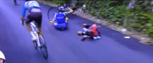 Richie Porte caduto violentemente nella discesa del Mont du Chat