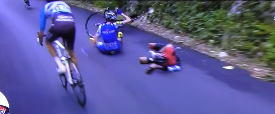 Richie Porte caduto violentemente nella discesa del Mont du Chat