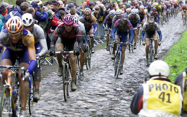 Parigi-Roubaix 2018 il pavè in una vecchia edizione
