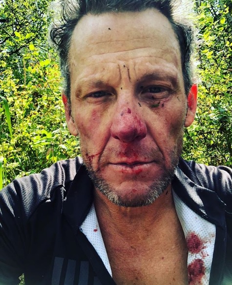Lance Armstrong cade in allenamento