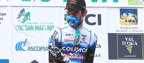 Juan Ayuso festeggia sul podio del Trofeo Piva (FOTO RODELLA)