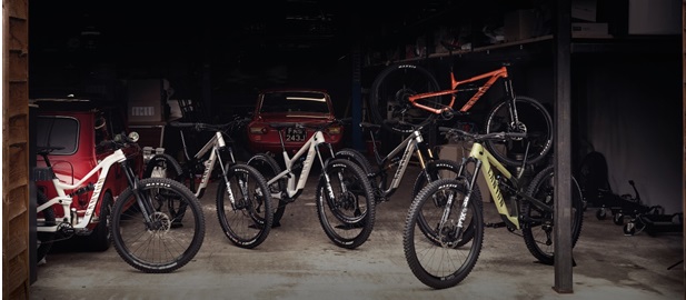 Canyon presenta la nuova Famiglia Spectral, la nostra leggendaria e versatile trail bike, ora disponibile in molteplici configurazioni, modelli, taglie e materiali