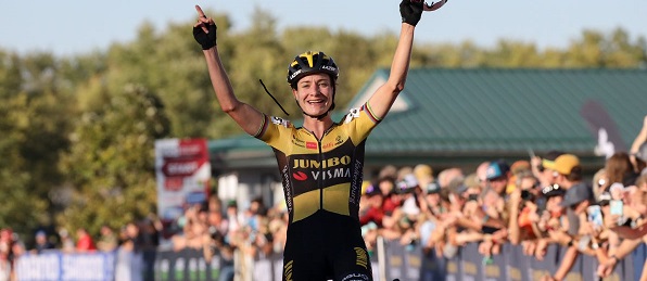 Marianne Vos a braccia alzate nella tappa di Coppa del Mondo di Ciclocross in Iowa (Credits: Snowy Mountain Photo)