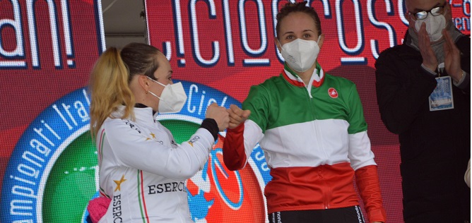 Il saluto sul podio tra Eva Lechner e Silvia Persico