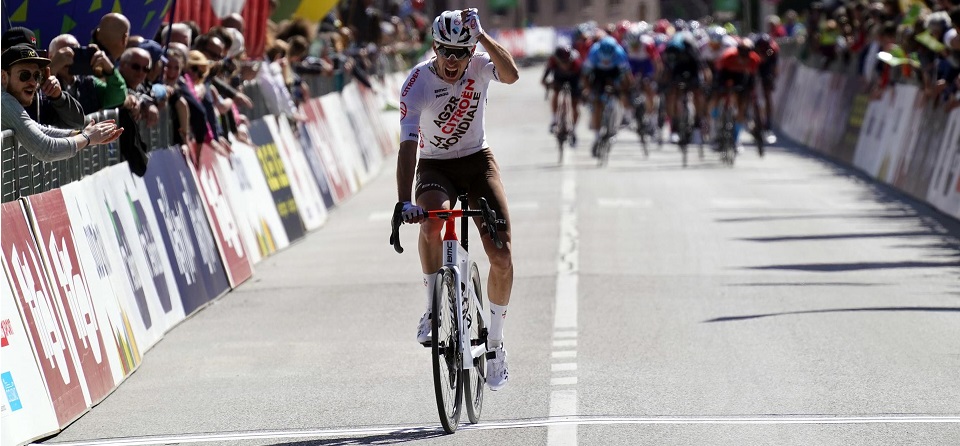 Geoffrey Bouchard si prende tutto sul traguardo di Primiero/S. Martino di Castrozza (Credits Sprint Cycling Agency).