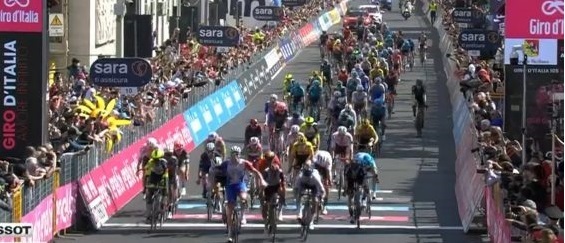 Armaud Démare della Groupama FDJ conquista la vittoria nella quinta tappa del Giro d'Italia 2022