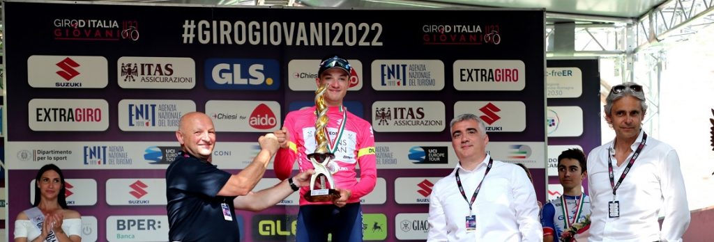 Leo Hayter la Maglia Rosa Suzuki del vincitore del 45° Giro d'Italia Giovani U23