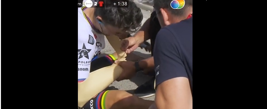 Julian Alaphilippe cade alla Vuelta 2022