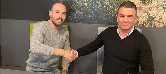 Il momento della firma del contratto tra Sonny Colbrelli e Paolo Fornaciari nella sede di Merida Italy a Reggio Emilia.