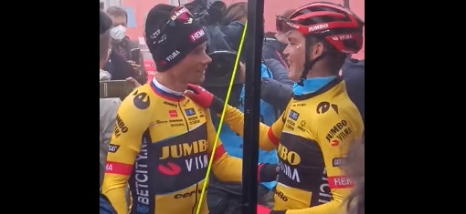 Primoz Roglic conquista la vittoria nella tappa dell'Angliru alla Vuelta a España 2023