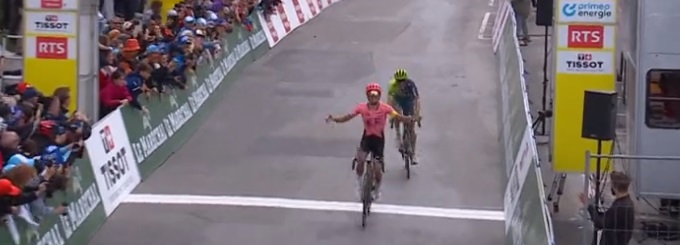 Richard Carapaz conquista la vittoria sull'arrivo di Leysin al Giro di Romandia 2024